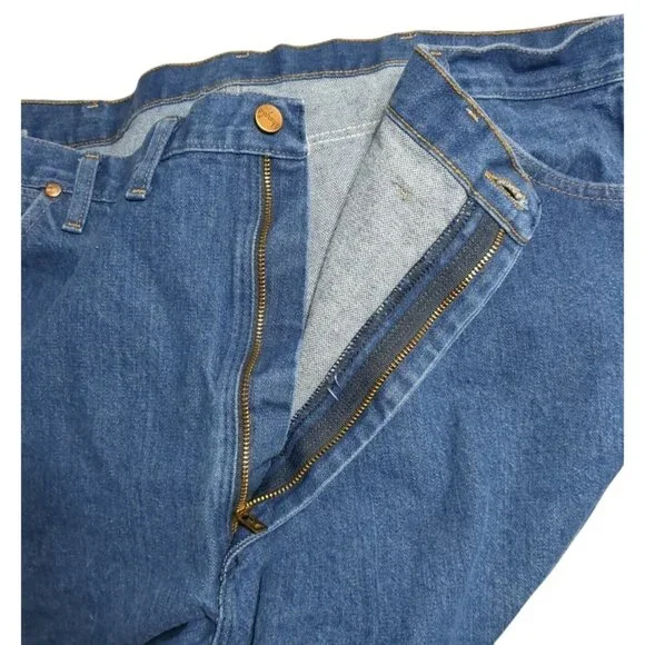 Wrangler Men Denim Jeans Size 46x30 Relaxed Fit Blue Cotton Classic Straight Leg - Picture 5 of 10